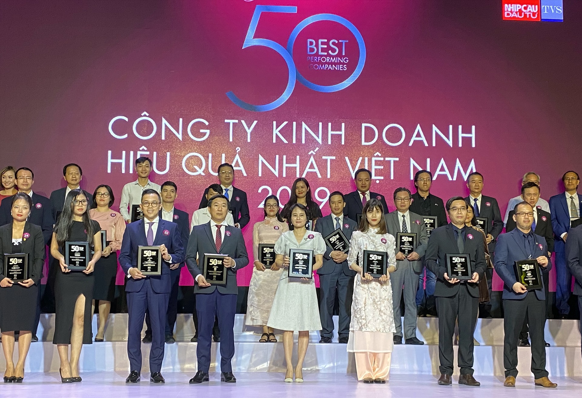 Đại diện PV GAS và các doanh nghiệp nhận vinh danh “Top 50 công ty kinh doanh hiệu quả nhất Việt Nam”.