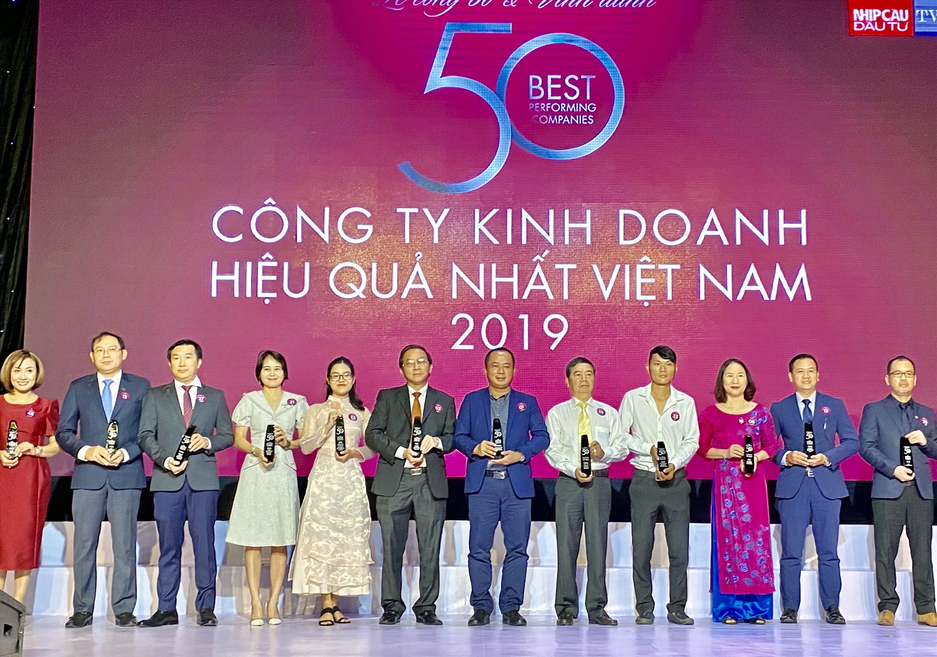 Bà Võ Thị Thanh Ngọc – Thành viên HĐQT PV GAS (thứ 4 từ trái qua) nhận chứng nhận Doanh nghiệp giá trị vốn hóa trên 1 tỉ USD.