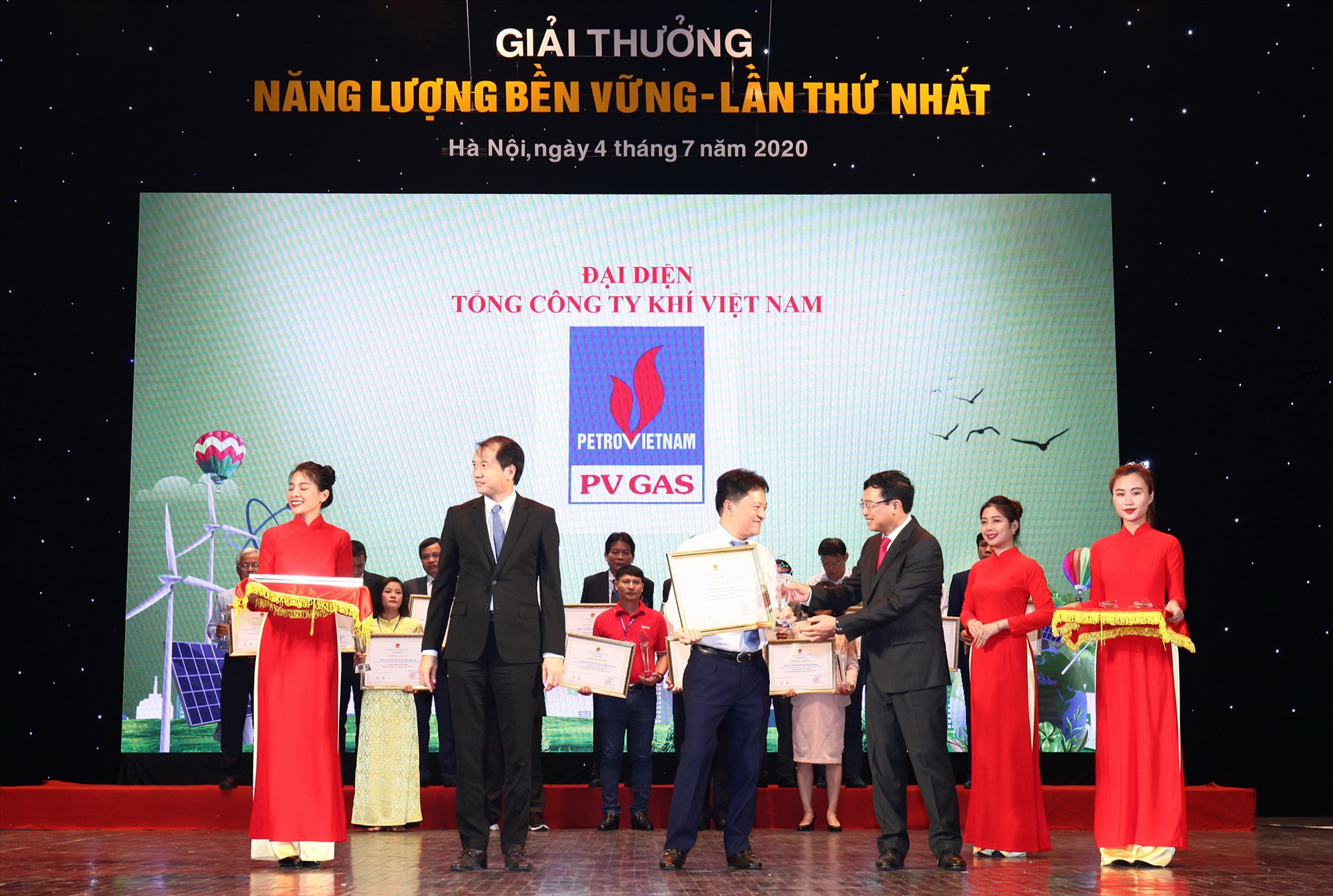 PTGĐ PV GAS Hoàng Văn Quang nhận Bằng chứng nhận và Cúp: PV GAS – Giải thưởng Năng lượng bền vững