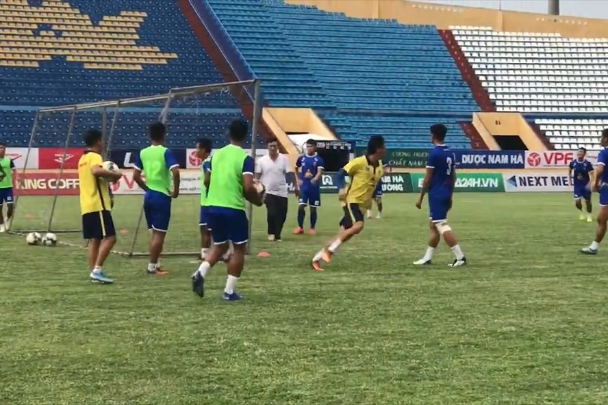 Cổ động viên Nam Định đuổi đánh huấn luyện viên thủ môn Quảng Nam ngay trong buổi tập. Ảnh: Thanh Xuân