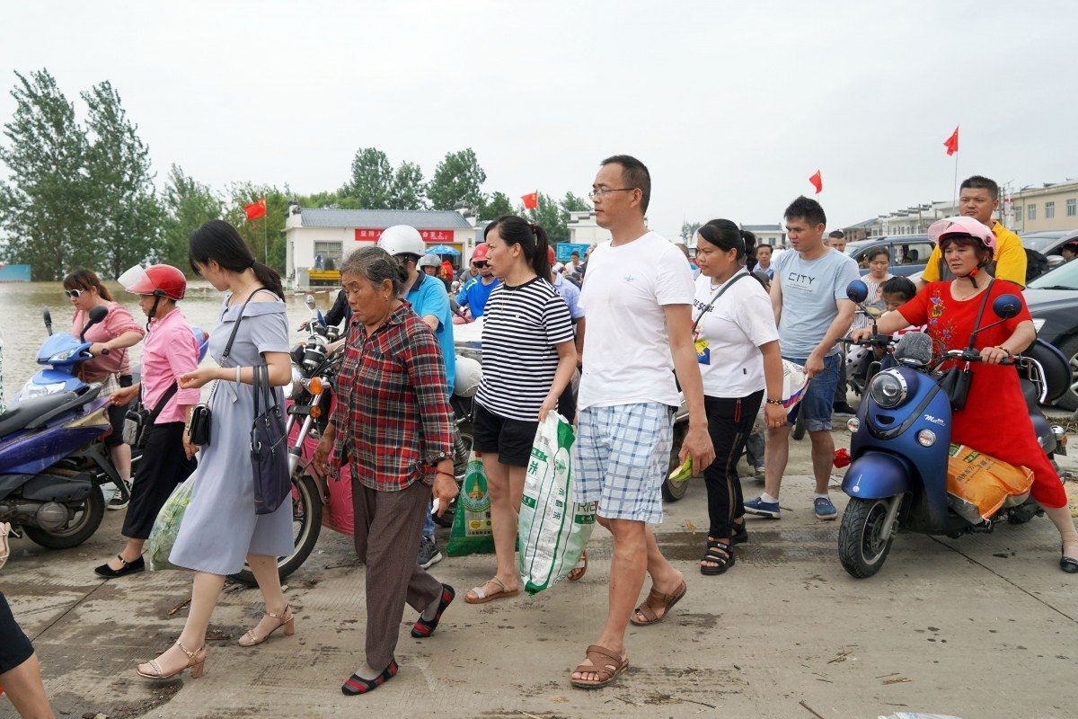 Khi nước lũ dâng cao, cư dân chuẩn bị lên phà rời khỏi Giang Châu - thị trấn trên một đảo nhỏ giữa sông Dương Tử. Ảnh: SCMP.