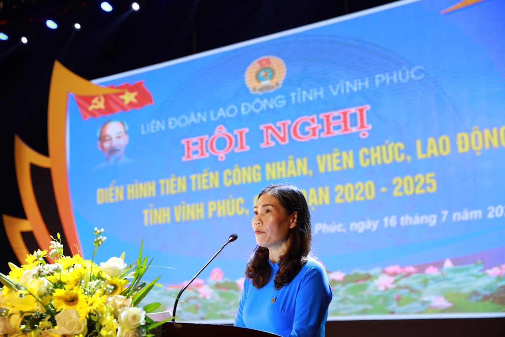 Đồng chí Trịnh Thị Thoa – Chủ tịch Liên đoàn Lao động tỉnh Vĩnh Phúc - phát biểu tại hội nghị. Ảnh: Hải Nguyễn.
