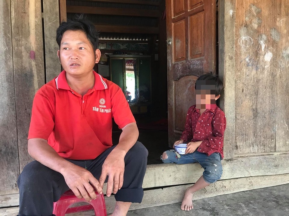Một người đàn ông dân tộc Mông ở xã Quảng Hòa vừa mới đi tiêm chủng phòng dịch bạch hầu. Ảnh Bảo Trung