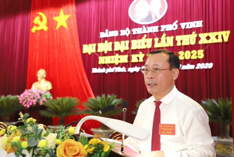 Đồng chí Phan Đức Đồng - Bí thư Thành ủy Vinh đọc báo cáo chính trị tại Đại hội. Ảnh: TT
