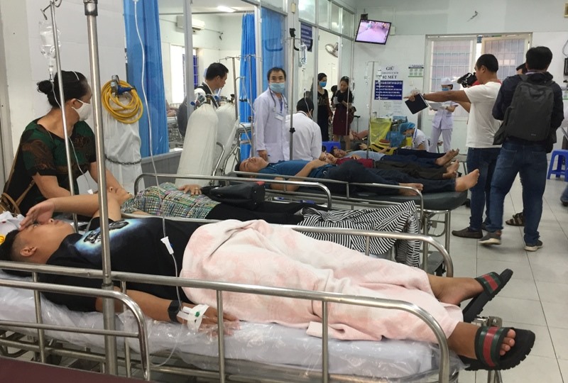 Hàng loạt công nhân của Công ty VFC đang nằm điều trị tại Bệnh viện nghi bị ngộ độc thực phẩm. Ảnh: Nguyên Dũng