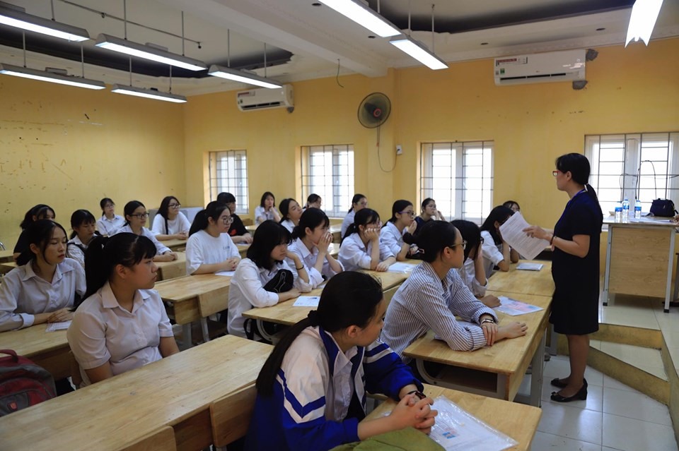 Năm nay, kỳ thi tuyển sinh lớp 10 THPT tại Hà Nội sẽ có khoảng 3728 phòng thi và 172 điểm thi. Hà Nội sẽ huy động khoảng 12.000 cán bộ coi thi, cán bộ giám sát và 1740 người phục vụ kì thi.
