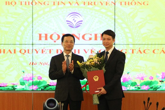 Ông Trần Duy Ninh (phải) được bổ nhiệm chức Cục trưởng Cục Bưu điện Trung ương.