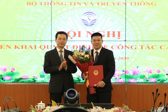 Bộ trưởng Nguyễn Mạnh Hùng trao quyết định bổ nhiệm Giám đốc Trung tâm Internet Việt Nam cho ông Nguyễn Hồng Thắng.