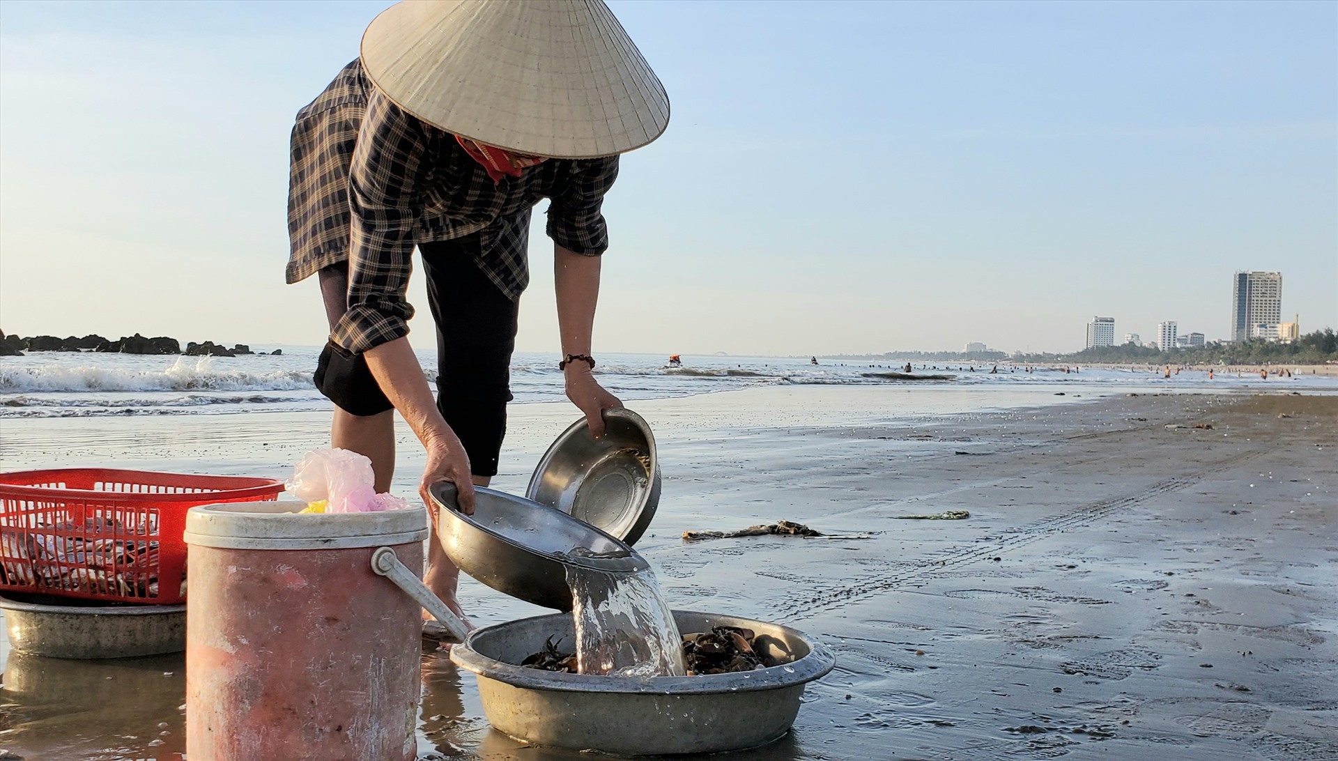 Mưu sinh trên bãi biển là nét đặc trưng ở Cửa Lò. Ảnh: Lê Phi Long