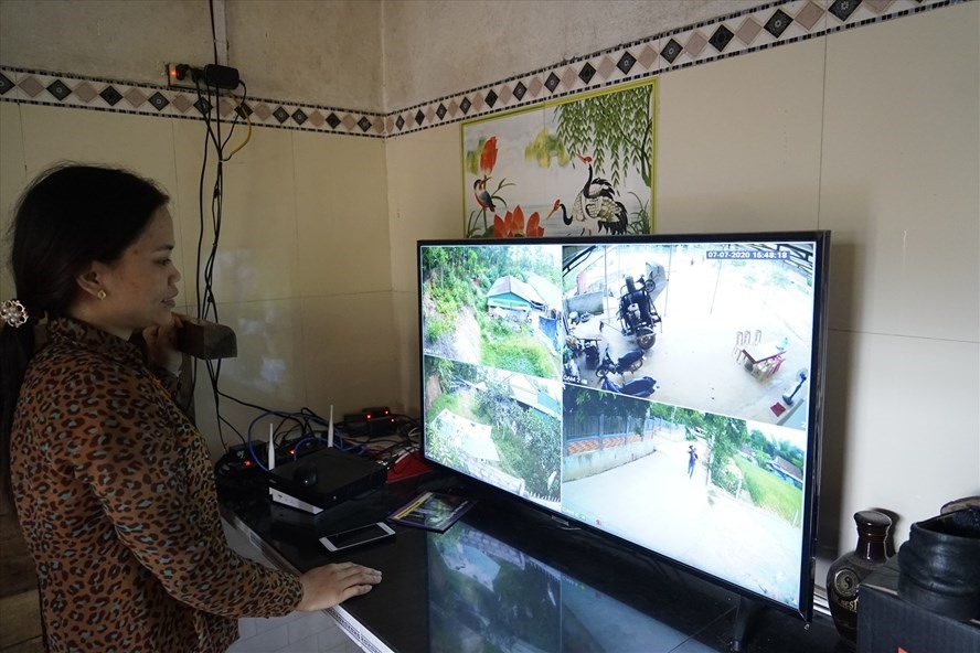 Chị Huấn lắp camera, mua màn hình để giám sát tình trạng ô nhiễm trại lợn nhà ông Hiệp hàng xóm. Ảnh: Quang Đại