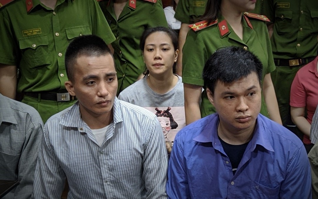 Bị cáo Lê Văn Mang tại tòa (bên trái). Anh: Anh Tú