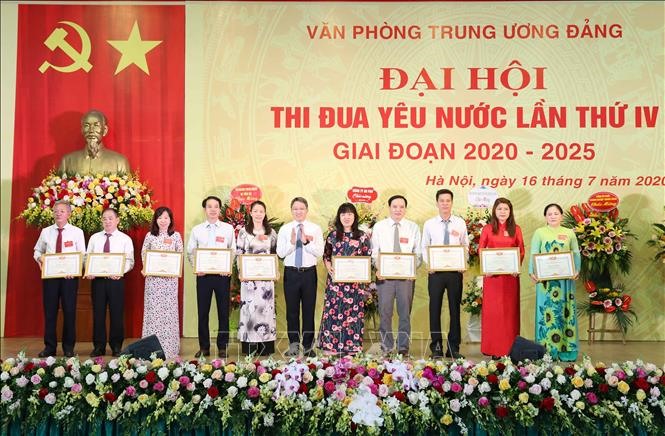 Các tập thể điển hình tiên tiến nhận Bằng khen của Văn phòng Trung ương Đảng. Ảnh: Phương Hoa/TTXVN