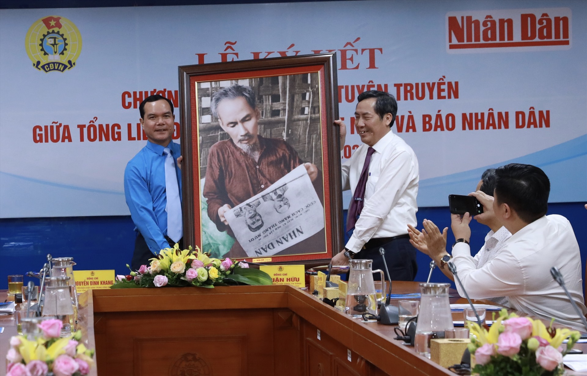 Đồng chí Thuận Hữu (bên phải) tặng Tổng LĐLĐVN bức tranh quý về Bác Hồ. Ảnh: Hải Nguyễn