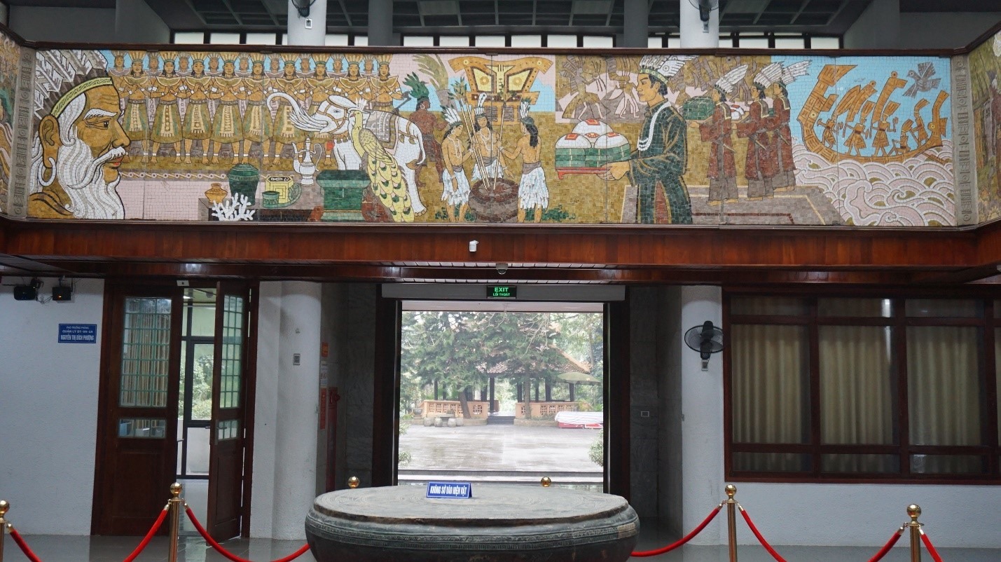 Hùng Vương và những người con trai - tranh sứ bảo tàng đền Hùng.