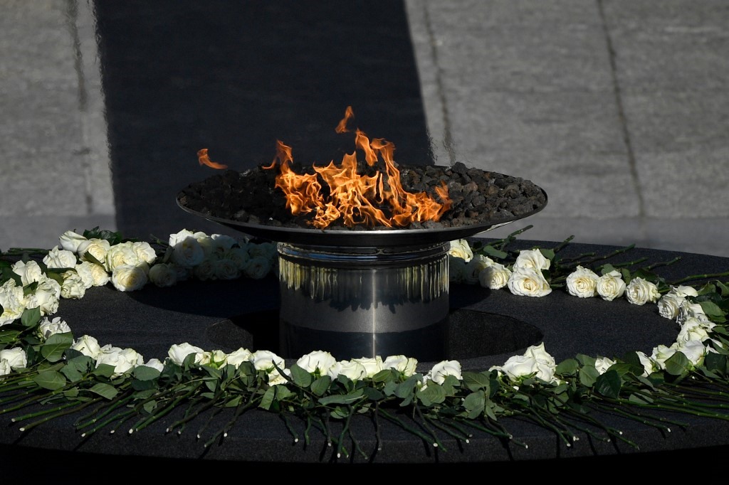 Những bông hồng trắng tưởng niệm người đã khuất. Ảnh: AFP.