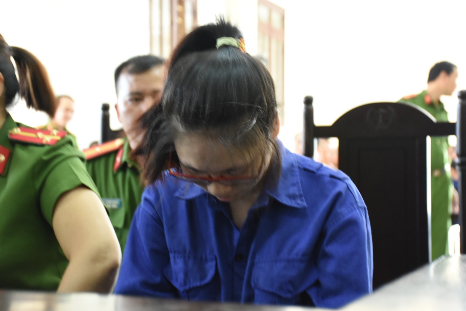 Trong vụ án này, bị cáo Lại Thị Kiều Trang được xác định có mối quan hệ tình cảm với chồng của chị họ. Do ghen tuông đã nảy sinh ý định dùng 2 lọ hoá chất Natri Xyanua đã mua từ trước, đầu độc giết chết chị họ hòng qua lại với anh rể tự do. Ảnh ĐL