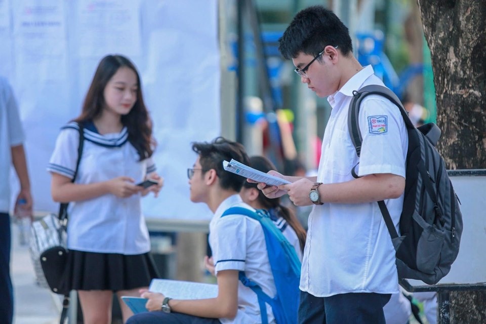 Tại điểm THCS Dịch Vọng, một số học sinh vẫn tranh thủ ôn bài trước giờ thi.