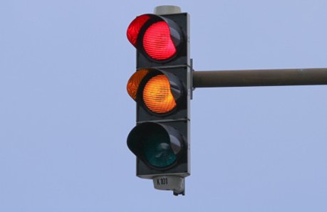 Khi đèn giao thông báo đỏ thì người tham gia giao thông không được rẽ phải, trừ trường hợp có biển báo “đèn đỏ được rẽ phải”. Ảnh:  shutterstock.com.