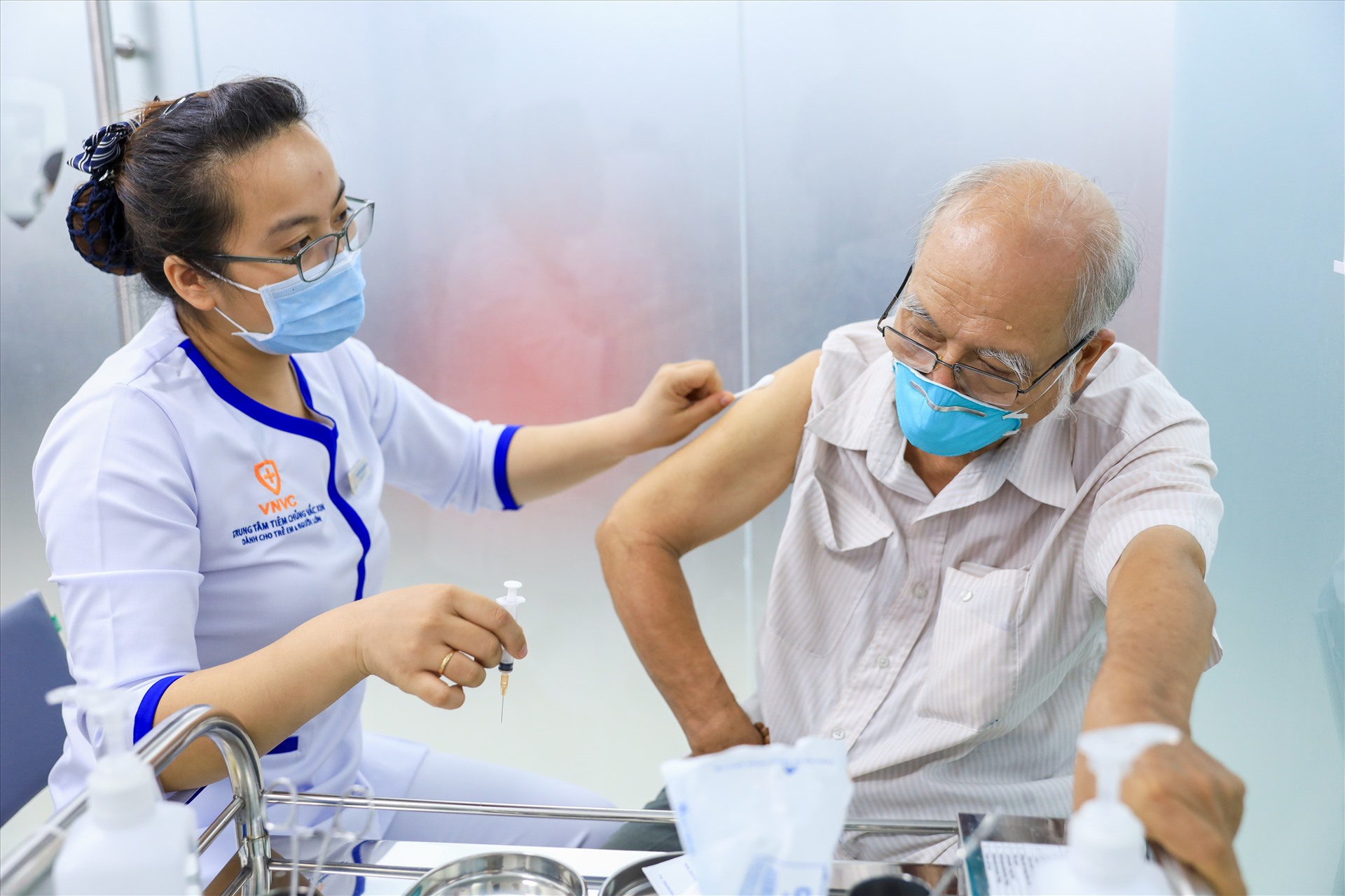 Một khách hàng cao tuổi đến chích vắc xin phòng bệnh bạch hầu và vắc xin phòng bệnh viêm phổi, viêm màng não, viêm tai giữa, nhiễm khuẩn huyết do phế cầu khuẩn tại VNVC Bình Tân trong ngày khai trương. Ảnh: VNVC.