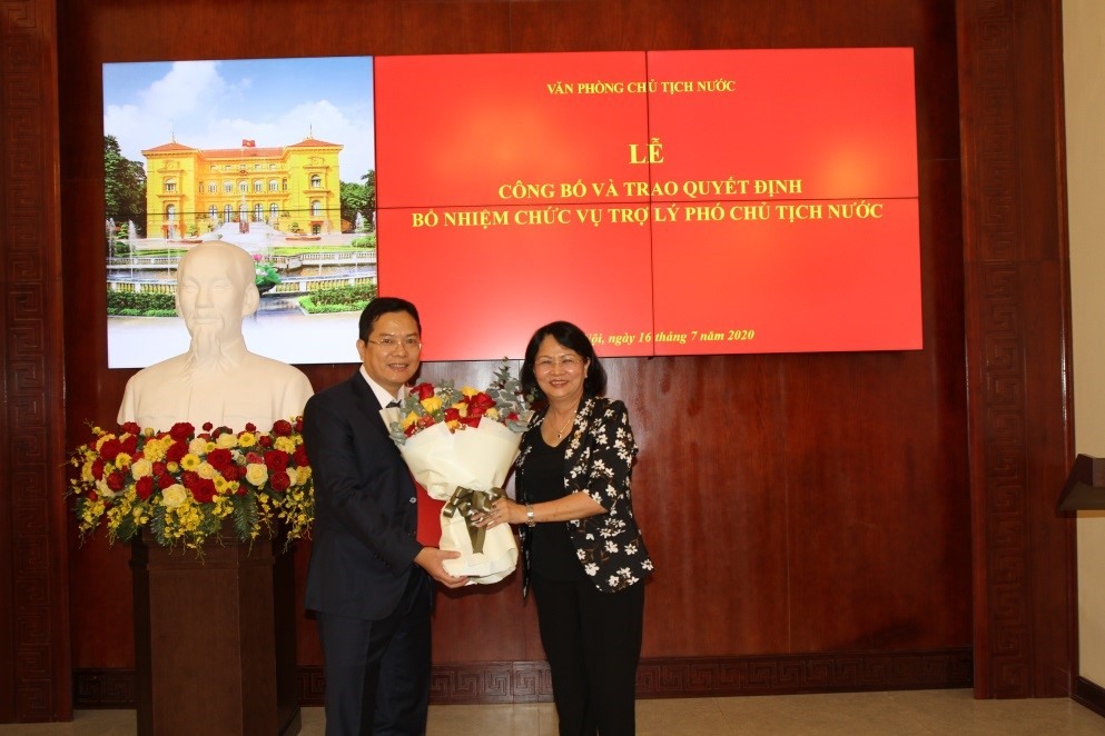 Phó Chủ tịch Nước Đặng Thị Ngọc Thịnh trao Quyết định cho ông Nguyễn Dũng Tiến. Ảnh VGP