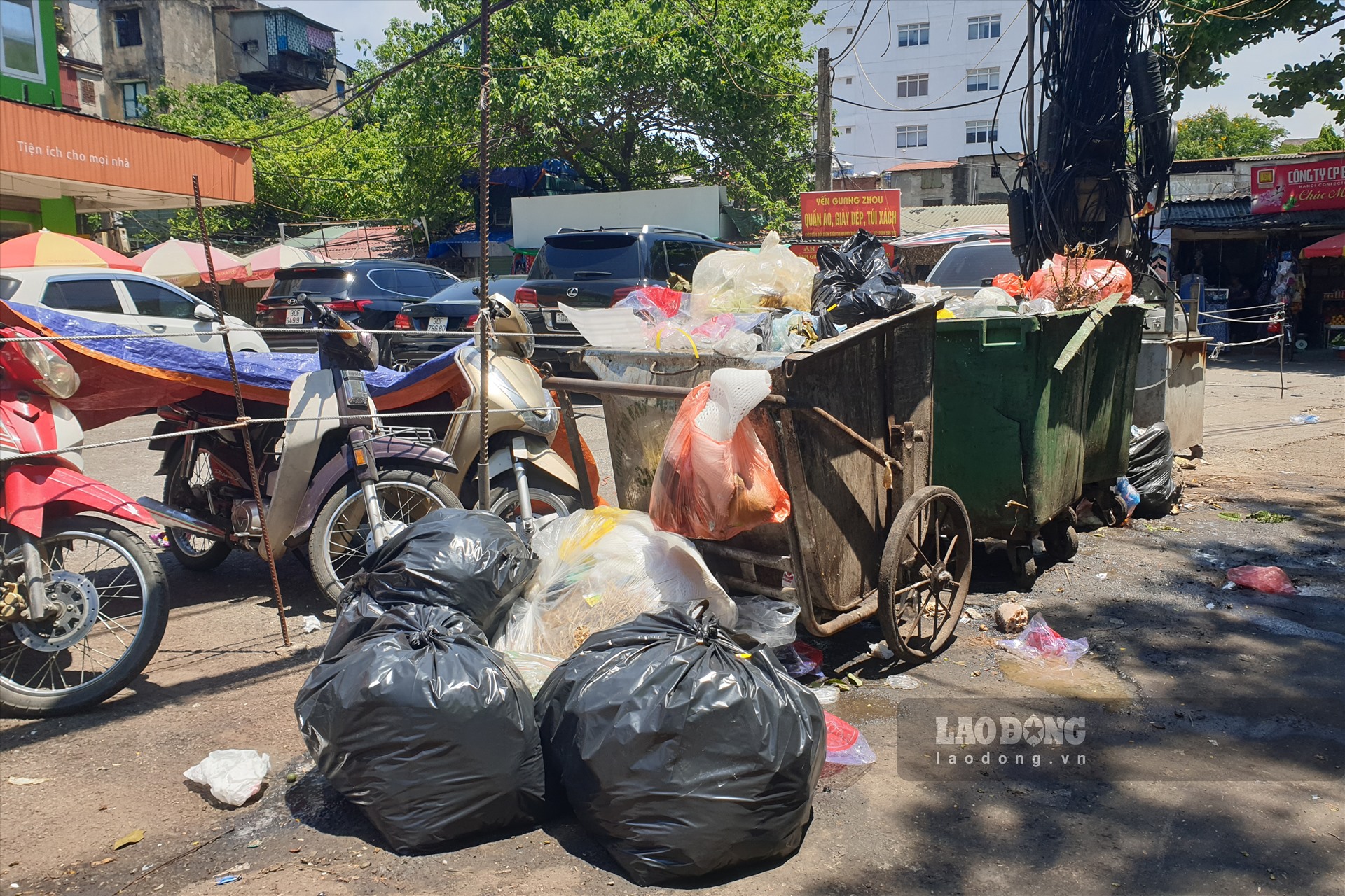 Nhiều điểm tập kết rác đã hạ nhiệt sau khi bãi rác Nam Sơn được thông xe.