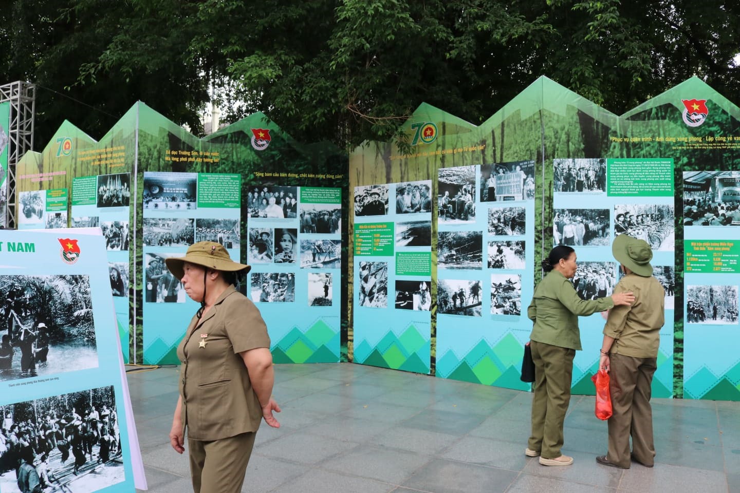 Triển lãm 70 năm - Sáng mãi tinh thần Thanh niên xung phong Việt Nam. Ảnh: Lan Nhi