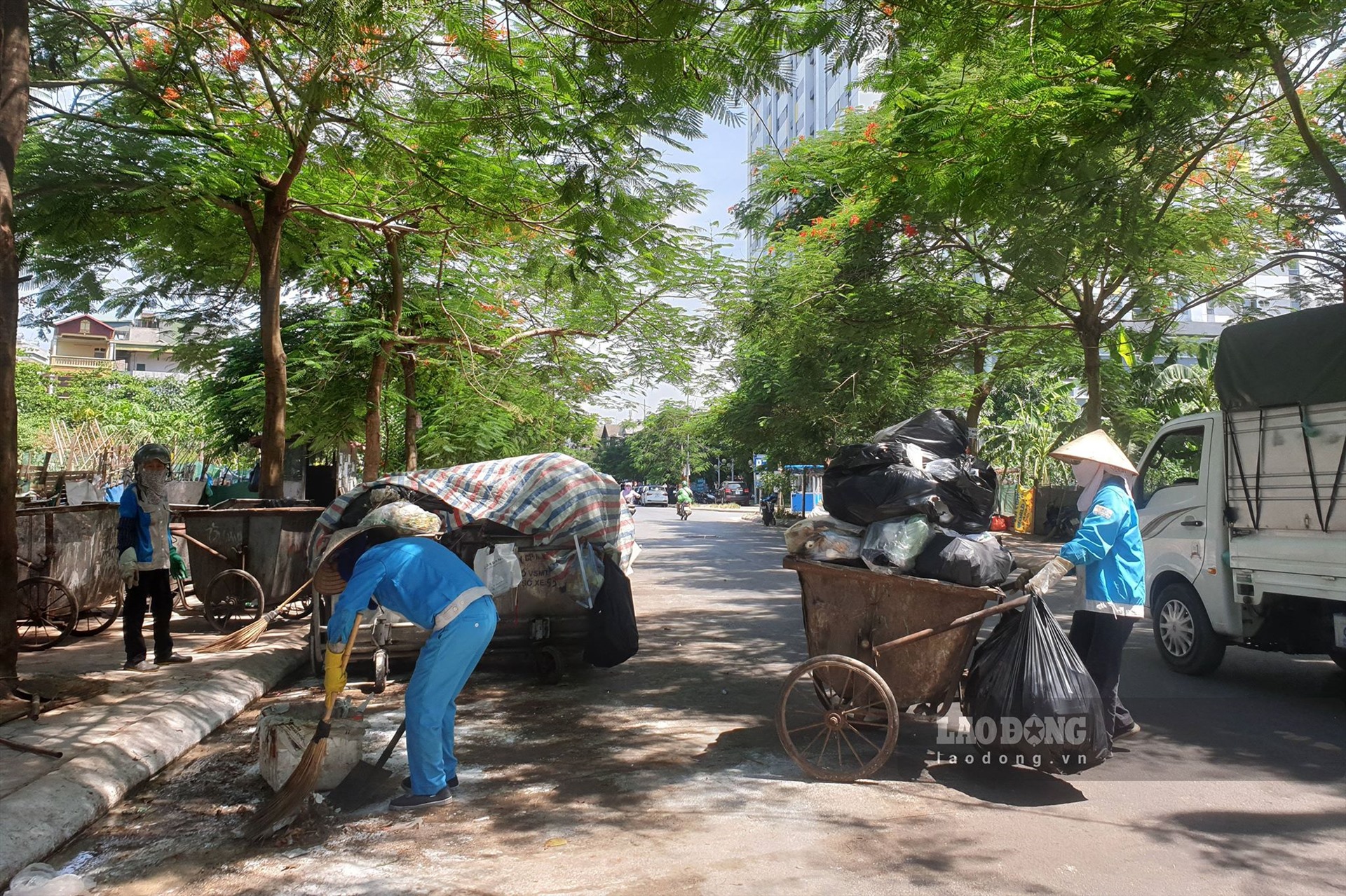 Công nhân thu gom rác đảm bảo vệ sinh môi trường. Ảnh: Giang Đông