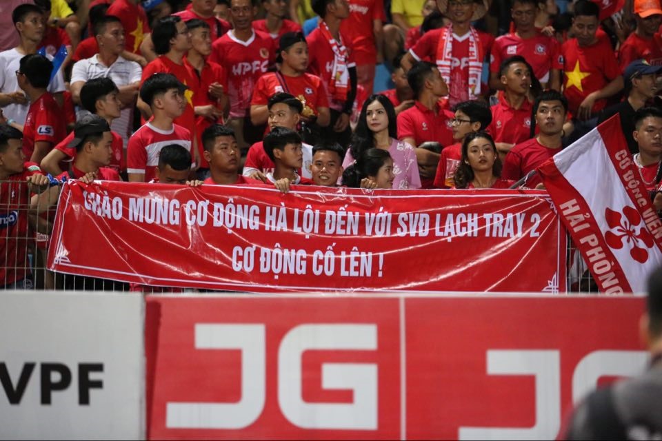 Trận đấu giữa Hà Nội và Hải Phòng ở vòng 10 LS V.League 2020 đã thu hút đông đảo cổ động viên đất Cảng đến cổ vũ.