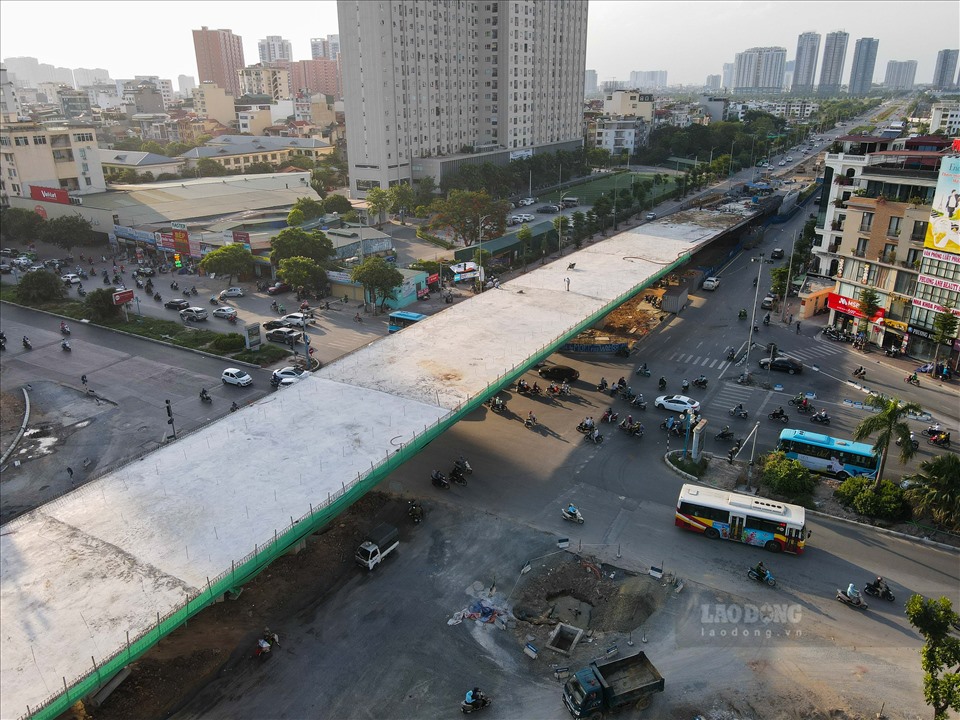 Dự án cầu vượt Nguyễn Văn Huyên - Hoàng Quốc Việt (Cầu Giấy, Hà Nội) có tổng mức đầu tư 560 tỉ đồng, gồm chi phí giải phóng mặt bằng, xây dựng và các chi phí khác được trích từ vốn ngân sách thành phố.