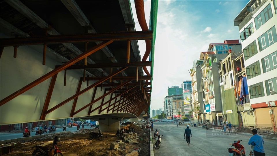 Tổng chiều dài của cầu là 278m, rộng 16m. Đây là cầu vượt nối đường Nguyễn Văn Huyên kéo dài, kết nối 3 quận: Cầu Giấy, Tây Hồ và Bắc Từ Liêm.