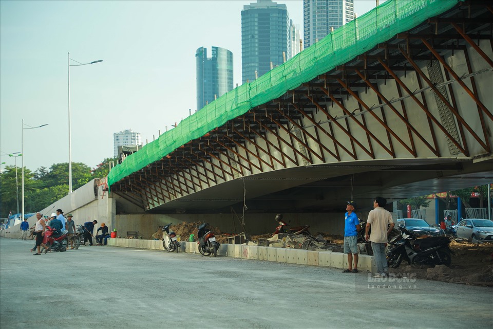 Trao đổi với PV Báo Lao Động, ông Mai Hùng Mạnh - Tư vấn trưởng dự án xây dựng cầu vượt nút giao Hoàng Quốc Việt - Nguyễn Văn Huyên (Cầu Giấy, Hà Nội) cho biết, dự án này được triển khai từ tháng 10.2019 và hiện đang được gấp rút hoàn thiện.
