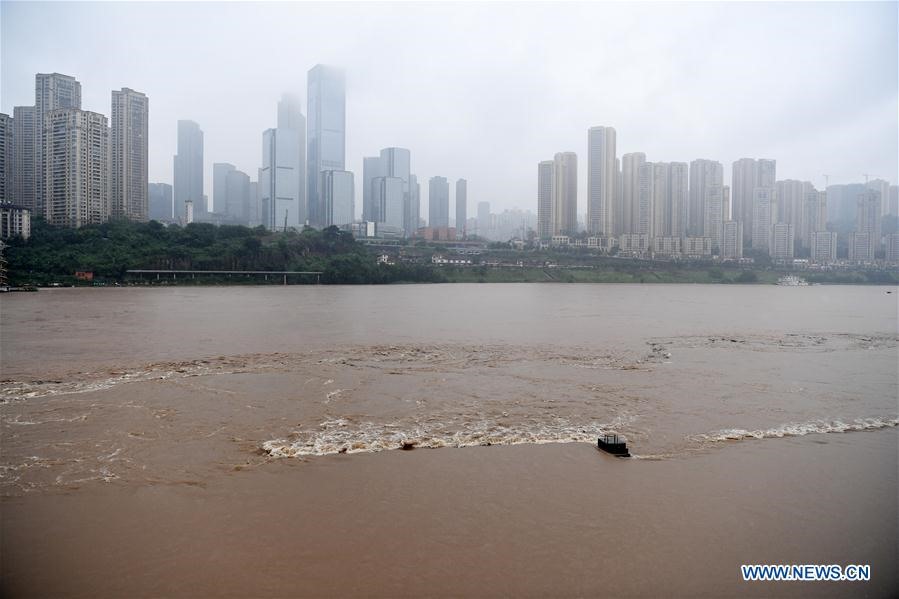 Nước lũ dâng cao tại khúc sông Triều Thiên Môn - nơi giao nhau của sông Dương Tử và sông Jialing ở phía tây nam thành phố Trùng Khánh của Trung Quốc. Sông Dương Tử của Trung Quốc chứng kiến trận lũ lớn thứ 2 trong năm kể từ sáng 17.7 ở thượng nguồn sau nhiều ngày mưa lớn. Ảnh: Tân Hoa Xã.