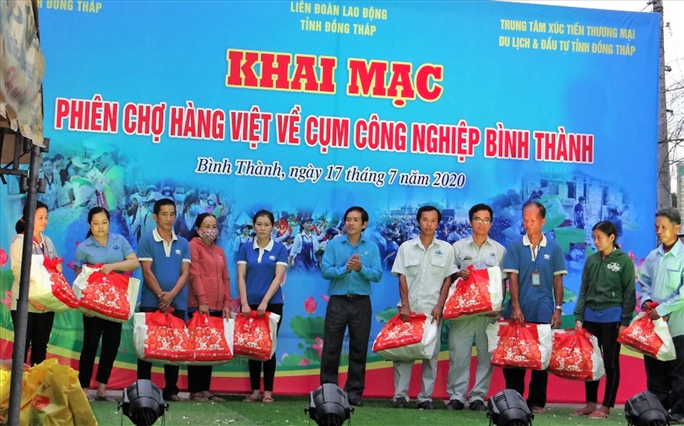 Ông Trần Hoàng Vũ, Chủ tịch Liên đoàn Lao động tỉnh Đồng Tháp trao quà cho công nhân lao động. Ảnh: Lưu Hùng