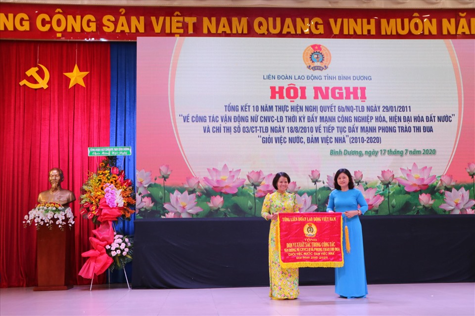 Bà NguyễnThị Nhung(bên phải),Phó ban Nữ công-Tổng LĐLĐ Việt Namtrao tặng cờ thi đua cho LĐLĐ tỉnh Bình Dương: Ảnh: Đ. Trọng