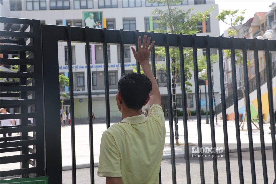 Ngay khi có tín hiệu báo hết giờ làm bài thi môn Toán lớp 10 Hà Nội, các phụ huynh đã tiến gần đến phía cổng trường để tìm con.