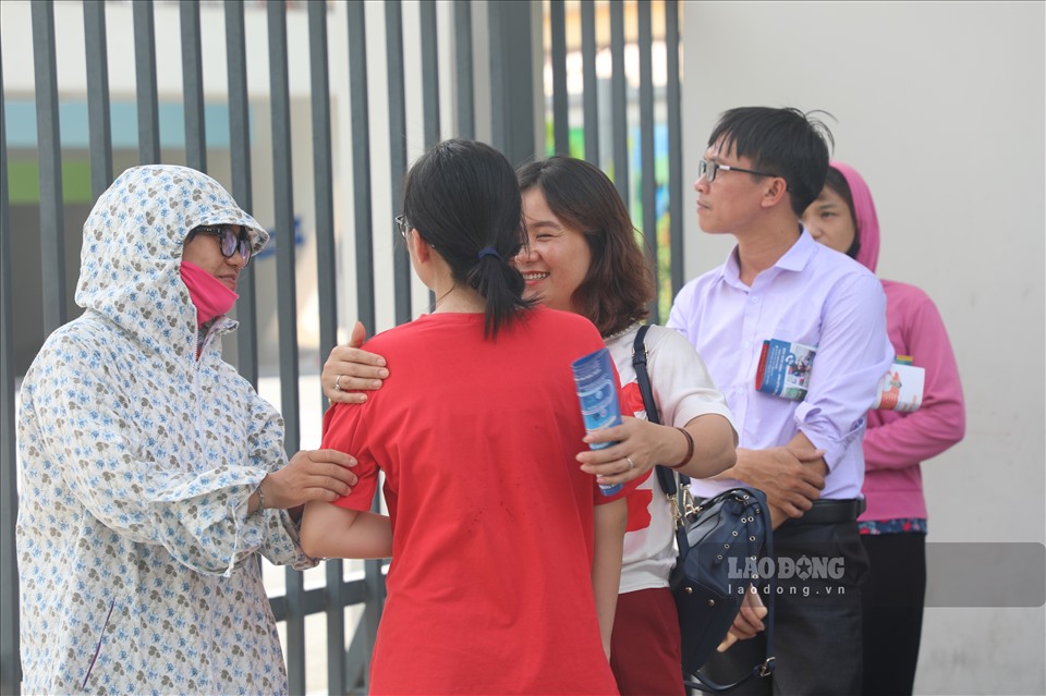 Ngay khi có tín hiệu báo hết giờ làm bài thi môn Toán lớp 10 Hà Nội, các phụ huynh đã tiến gần đến phía cổng trường để tìm con.