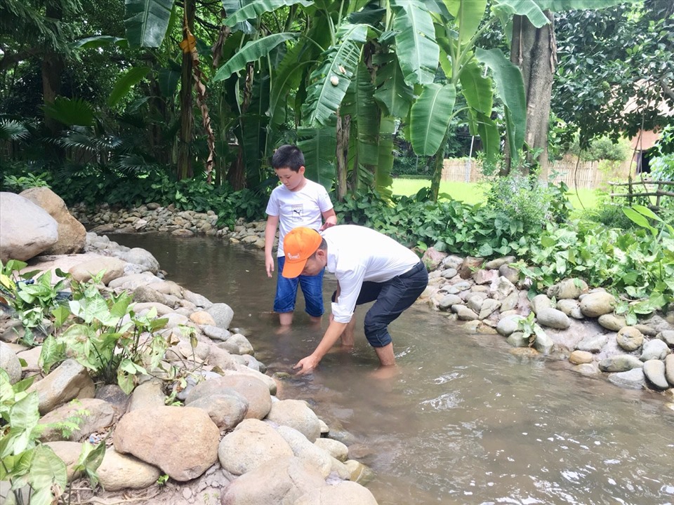 Mò cua bắt cá cũng là một trong những hoạt động yêu thích của các em nhỏ khi đến với Bảo tàng. Ảnh: Phương.