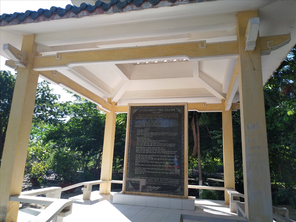 Bia kỷ niệm Nhà thơ Nguyễn Đình Chiểu cùng bài “Văn tế Nghĩa sĩ Cần Giuộc“. Ảnh: K.Q