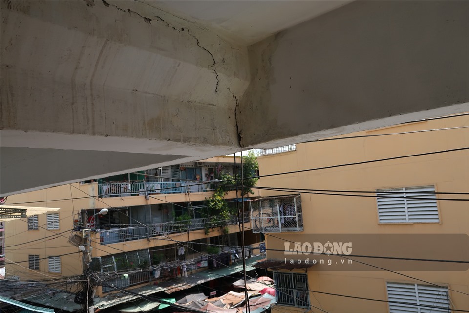 Thanh dầm bê tông trên trần ở lô O, chung cư Ngô Gia Tự bị nứt đe dọa đến sự an toàn của cư dân. Ảnh: Hữu Huy