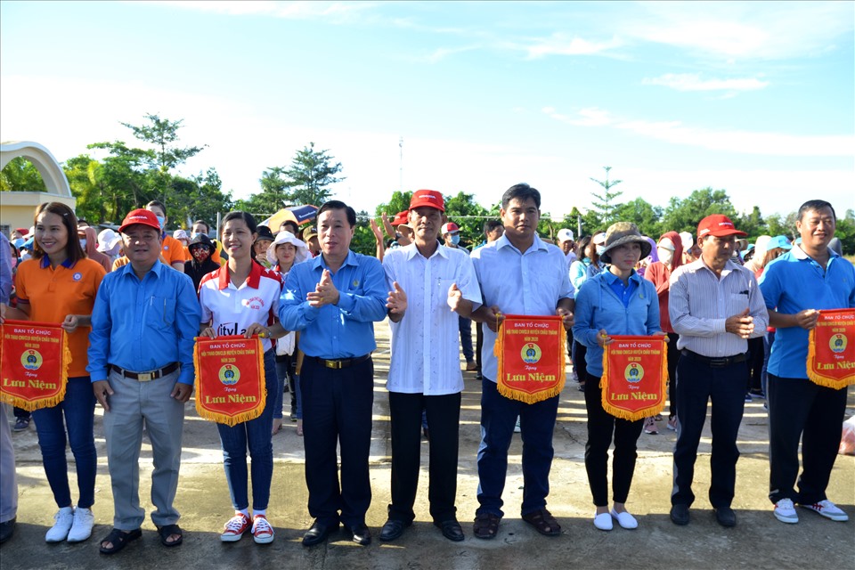 Tăng cờ lưu niệm. Ảnh: LT