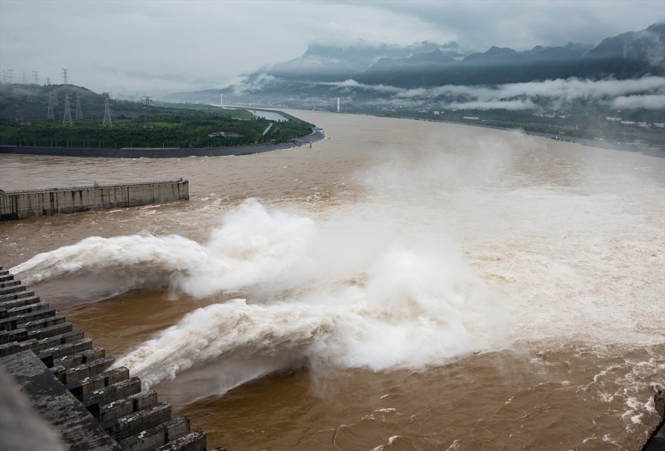 Ba cửa xả lũ thấp hơn của đập Tam Hiệp xả lũ ở Nghi Xương, Hồ Bắc, Trung Quốc hôm 17.7. Ảnh: CGTN.
