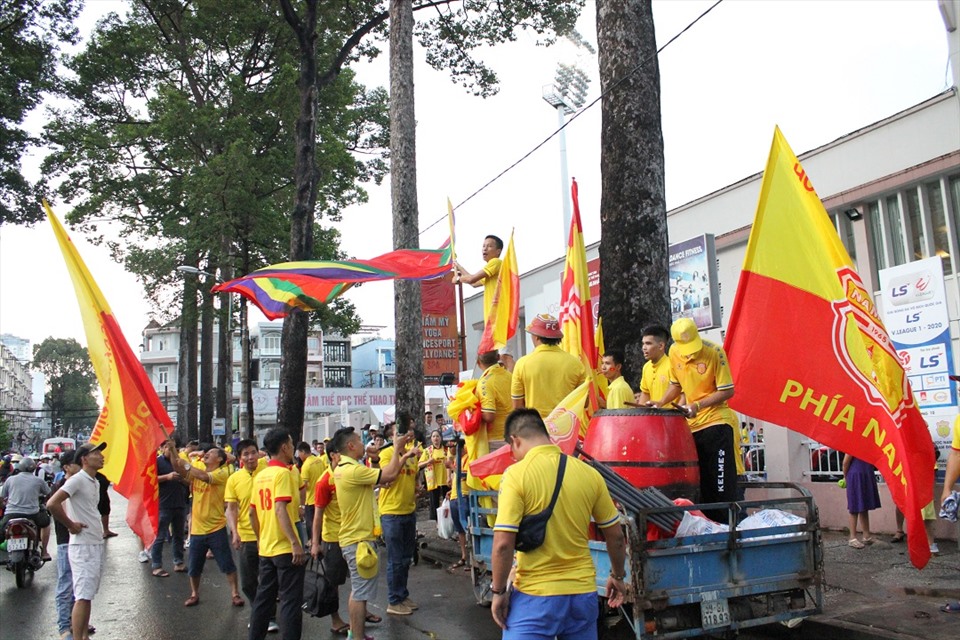 Mặc dù trận đấu giữa Sài Gòn và Nam Định đến 19h15 mới bắt đầu, nhưng các cổ động viên Nam Định đã bắt đầu diễu hành trên các tuyến đường ở thành phố Hồ Chí Minh từ rất sớm.