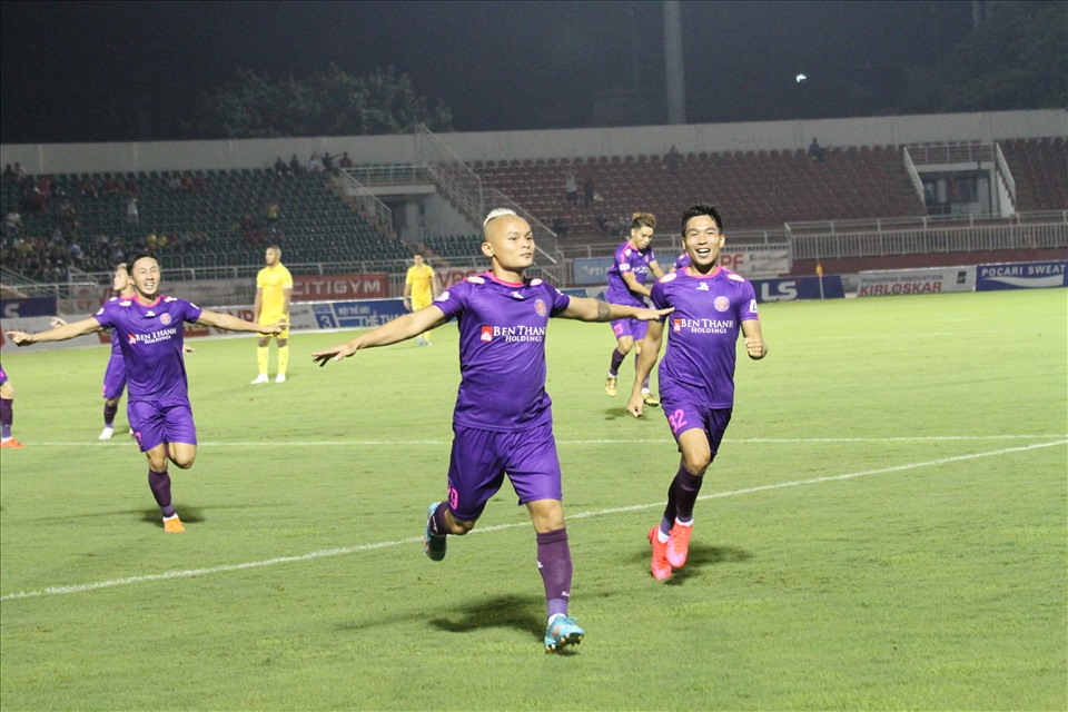 Lê Quốc Phương toả sáng với 2 bàn thắng trong trận gặp Nam Định. Ảnh: Thanh Vũ