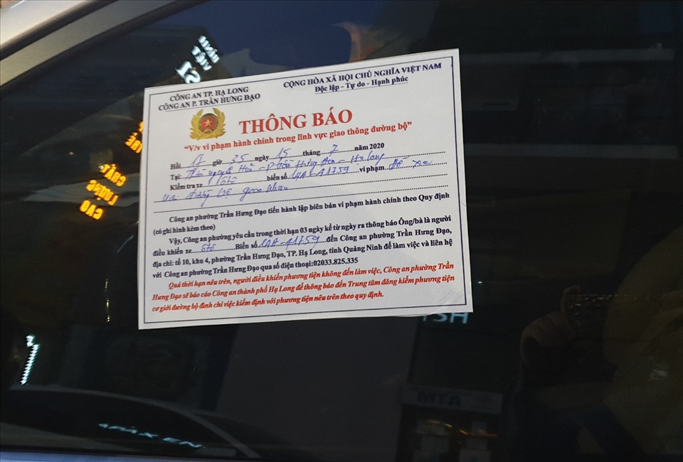 Một xe của người dân Hạ Long bị dán thông báo vi phạm hành chính do đỗ xe sai quy định. Ảnh: Nguyễn Hùng