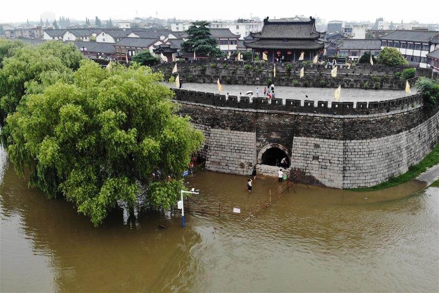 Tại một thị trấn cổ ở An Huy, Trung Quốc, chính quyền địa phương phải cho chặn cổng thành để ngăn nước lũ, ngày 18.7. Ảnh: Tân Hoa Xã