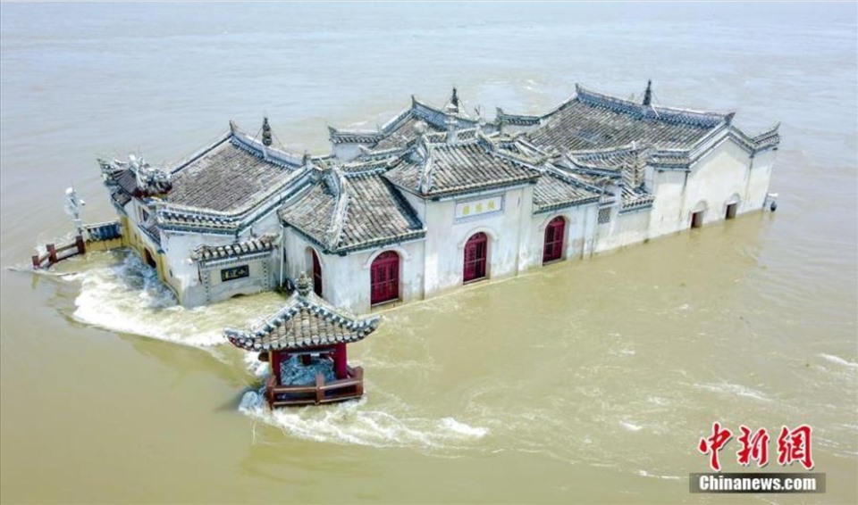 Đền Quan âm cổ 700 năm tuổi  ở thành phố Ngạc Châu, tỉnh Hồ Bắc, chìm trong biển nước lũ sông Dương Tử. Ảnh: Ecns