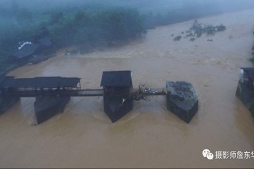 Cầu Cầu Vồng 800 năm tuổi tại Vụ Nguyên, tỉnh Giang Tây, Trung Quốc bị lũ cuốn trôi. Ảnh: Thời báo Hoàn cầu