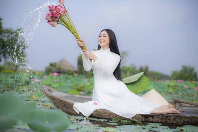 Bị “mê hoặc” bởi những đóa sen thuần khiết, Đoàn Hồng Trang đã quyết định lưu giữ cho mình những khoảnh khắc đẹp bên sắc sen hồng - loài hoa không chỉ biểu tượng cho khí chất dân tộc mà còn là tượng trưng cho cốt cách người con gái Việt Nam.
