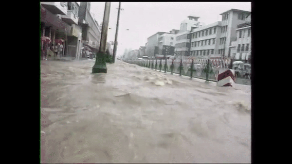 Hình ảnh ám ảnh trong trận lũ lụt năm 1998. Ảnh: CGTN