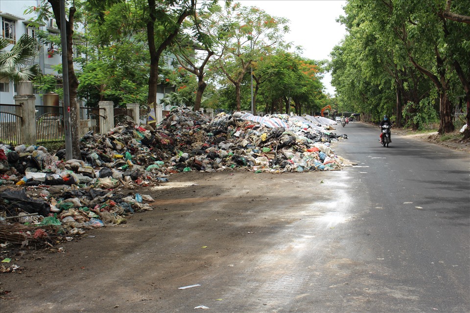 Đoạn đường Trần Hữu Dực (phường Xuân Phương, Nam Từ Liêm, Hà Nội) dài gần 500m chìm trong biển rác nhiều ngày qua.